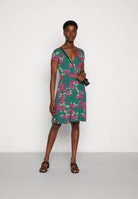 Anna Field Vestido de malha - dark green/pink
