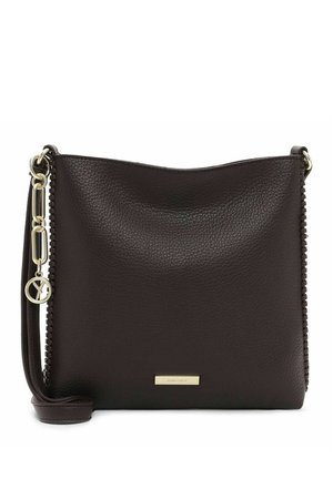 Bolso cruzado de cuero marrón oscuro con una superficie texturizada, que presenta un acento en dorado y un detalle de cremallera a lo largo de un lado.