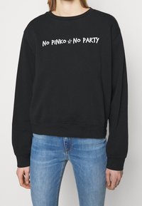 Svart sweatshirt med vit text "No PINKO No PARTY" i ett lekfullt typsnitt, rundad hals, långa ärmar och ribbade manschetter med en avslappnad passform.