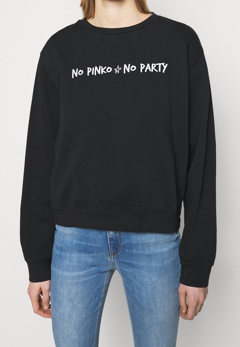 Svart sweatshirt med vit text "No PINKO No PARTY" i ett lekfullt typsnitt, rundad hals, långa ärmar och ribbade manschetter med en avslappnad passform.