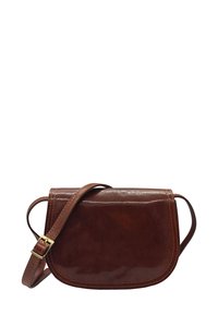 Sac en cuir marron avec une finition brillante, forme incurvée, rabat arrondi et bandoulière ajustable dotée d'une boucle en métal doré.