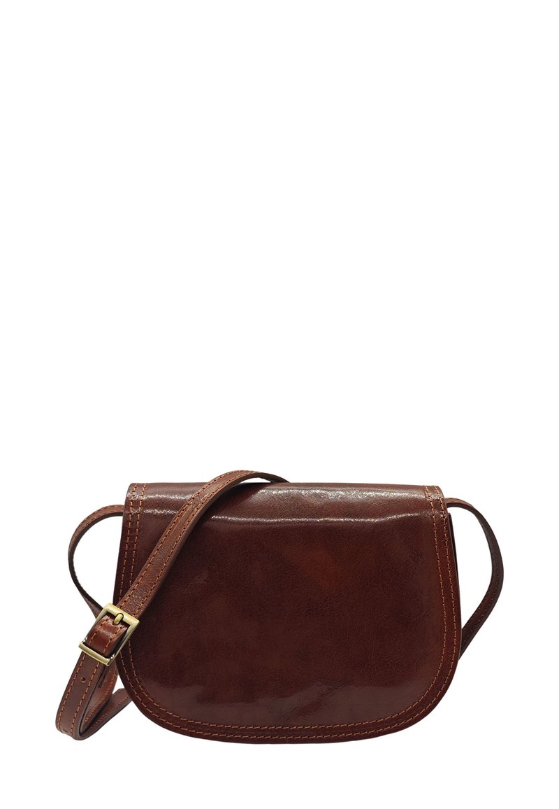 Sac en cuir marron avec une finition brillante, forme incurvée, rabat arrondi et bandoulière ajustable dotée d'une boucle en métal doré.