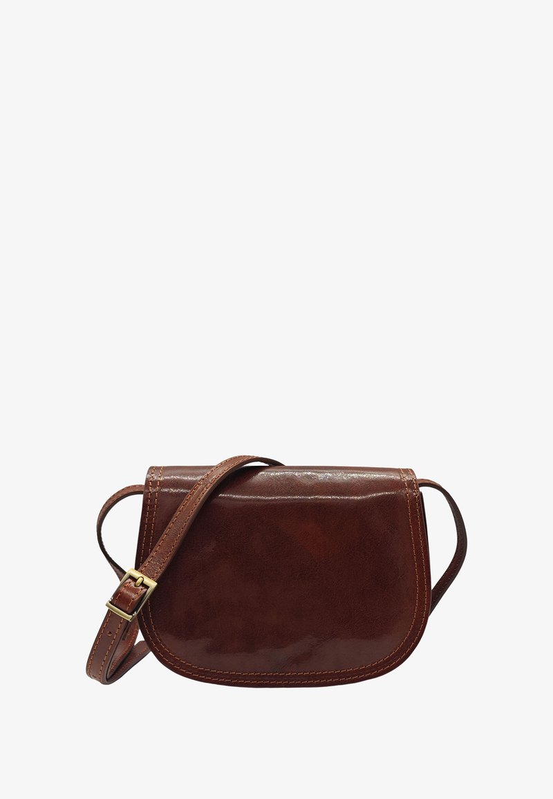 Sac en cuir marron avec une finition brillante, forme incurvée, rabat arrondi et bandoulière ajustable dotée d'une boucle en métal doré.