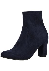 Mörkblå mocka ank stövlar med spetsig tå, en sidoutskärning och en måttlig klack. Slät yta med tonala sömnadsdetaljer.
