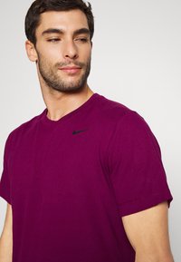 Nike Performance TEE CREW SOLID - T-shirt desportiva - sangria/black