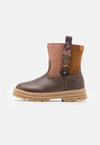 Botte chelsea en cuir marron avec une finition texturée, présentant une tige en daim multicolore avec des accents floraux et une semelle en caoutchouc.