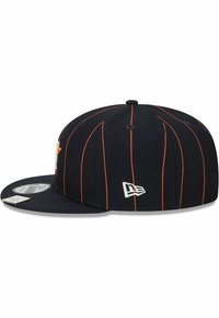 Schwarze Baseballmütze mit orangefarbenen Nadelstreifen, flachem Schirm und einem Logo auf der Vorderseite. Verfügt über Belüftungslöcher und einen strukturierten Stoff.