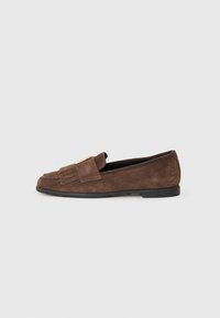 Brahma zamšas loafers brūnā krāsā ar gludu tekstūru, ar joslu ar zelta toni un maigu fringu detaļām uz pirksta. Plakana zole.