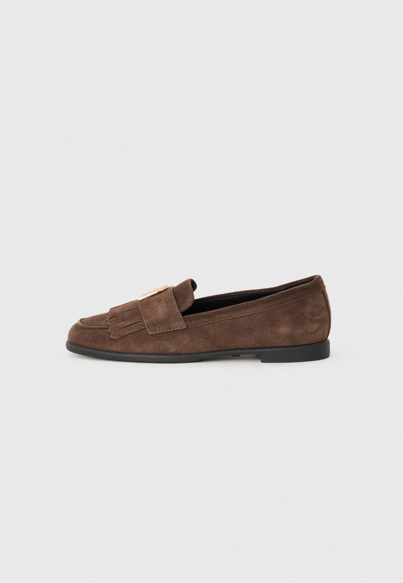 Brahma zamšas loafers brūnā krāsā ar gludu tekstūru, ar joslu ar zelta toni un maigu fringu detaļām uz pirksta. Plakana zole.