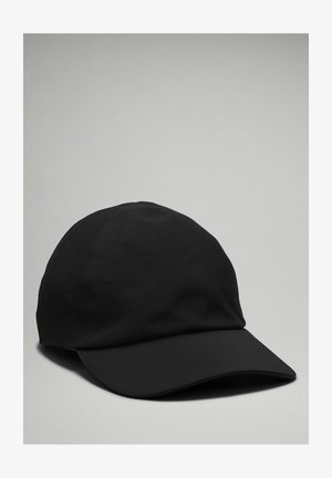 Cappello nero realizzato in tessuto morbido, con una corona arrotondata e un visiera leggermente curva. I dettagli delle cuciture ne valorizzano la struttura.