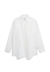 Witte langemouwen overhemd met knopen, gemaakt van linnen, met een kraag, één borstzak en een licht gebogen zoom. Glad textuur, minimalistisch ontwerp.