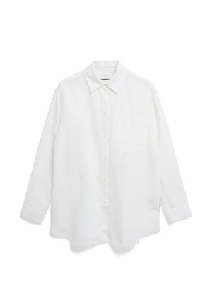 Weißes langärmliges Hemd mit Knopfverschluss aus Leinen, mit Kragen, einer einzelnen Brusttasche und leicht abgerundetem Saum. Glatte Textur, minimalistisches Design.