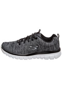 Sneaker lavorato a maglia in nero e grigio con una finitura texturizzata, suola bianca e dettagli neri. Presenta lacci rotondi e un logo sul lato.