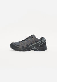 Czarno-szare buty sportowe z siateczkową i syntetyczną cholewką, wyściełanym kołnierzem, teksturowaną podeszwą i kontrastującymi sznurówkami. Widoczne logo po bokach.