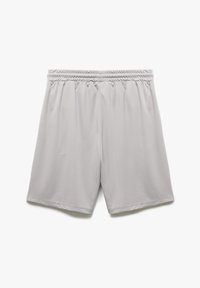 Pantalones cortos atléticos de color gris claro con cinturilla elástica, fabricados con un tejido transpirable que presenta una textura suave y un corte holgado.