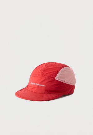 Rød og lyserød letvægts kasket med syninger på panelerne og "Peak Performance" logo foran, placeret på en ensfarvet lys baggrund.