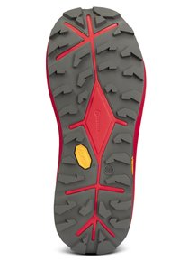 Rode en grijze schoenzool met multidirectionele noppen voor grip, Vibram-branding en een centraal rood accent. Gegoteerd oppervlak voor grip.