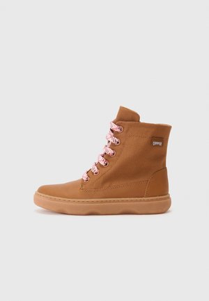Brun højtop sneaker med pink snørebånd, gummisål og et lille Camper-logo på siden, vist på en lys baggrund.