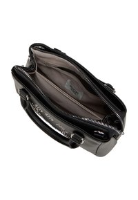 Sort læderhåndtaske med en glat tekstur, sølv lynlås lukning, to indvendige rum og en dekorativ sølvaccent på forsiden.