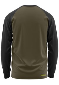 Langarmshirt mit einem dunklen olivgrünen Körper, schwarzen Raglanärmeln, einem gerippten Kragen und einem gelben Logodetail nahe dem Saum.
