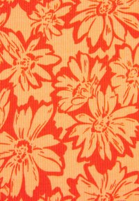 Ziedu audums ar ribotu tekstūru, kurā ir lieli oranži ziedi uz gaiši oranža fona. Dizains ietver vertikālas svītru rakstus.