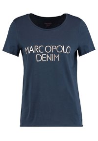 Námořnická modrá tričko s krátkým rukávem a kulatým výstřihem, na přední straně s potiskem "MARC O'POLO DENIM" v béžových velkých písmenech.
