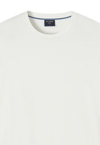 Weißes T-Shirt mit Rundhalsausschnitt und kurzen Ärmeln, mit sichtbarem schwarzem Markenlabel "OLYMP CASUAL" Größe M im Kragen.