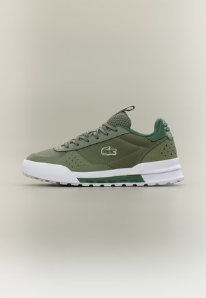 Sapatilha verde de cano baixo com sola branca, detalhes perfurados e em rede, fecho com atacadores à frente e logótipo de crocodilo na lateral.
