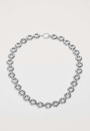 Sølvfarvet halskæde med jævnt fordelte, runde skiveperler og en toggle-lås på en hvid baggrund.