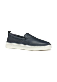 Scarpe slip-on in pelle blu navy con punta arrotondata, pannelli laterali elasticizzati e suola in gomma bianca con grip testurizzato. Nessun motivo o accento visibile.