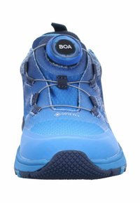Scarpe da trekking blu con tomaia impermeabile in GORE-TEX, sistema di lacci BOA, suola in gomma e superficie texturizzata per una maggiore aderenza.