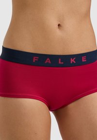 Czerwone bokserki z granatowym elastycznym pasem w talii ozdobionym nazwą marki „FALKE” w różowym kolorze. Gładka tkanina, dopasowany fason.