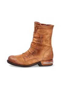 Stivale alla caviglia in pelle marrone con punta tonda, superficie testurizzata e cinturini decorativi. Presenta un tacco basso con un accento metallico.