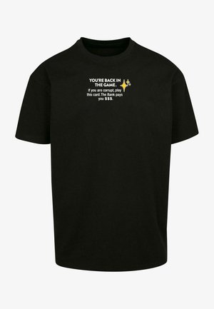Sort t-shirt med løs pasform, der har hvid tekst og en stjerne-grafik med teksten: "DU ER TILBAGE I SPILLET. Hvis du er korrumperet..."