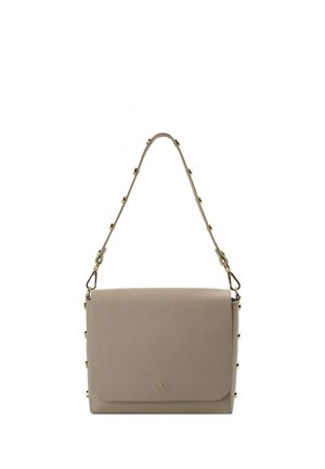 Bolso de hombro de cuero beige con cierre de solapa, tachuelas doradas en la correa y los lados, y pequeño emblema de calavera dorada en el centro delantero.