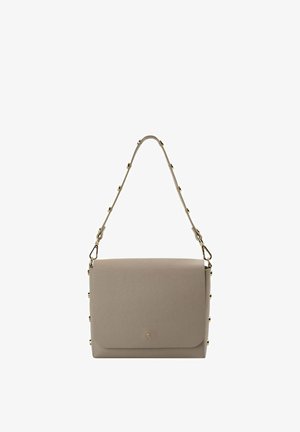 Borsa a tracolla in pelle beige con chiusura a patta, borchie dorate sulla tracolla e sui lati, e piccolo emblema dorato a forma di teschio al centro davanti.