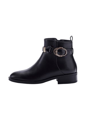 Botines negros hasta el tobillo con un acabado de cuero suave, puntera redondeada, tacón bajo en bloque, strap decorativo con una hebilla metálica redonda y una lengüeta.