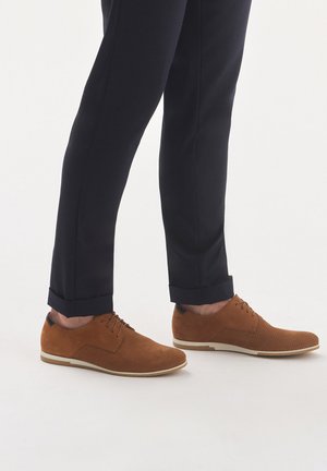 Zapatos con cordones - brown