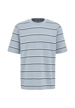 Gaiši zils T-krekls ar īsām piedurknēm, horizontālas tumši zilas un baltas svītras, apaļa kakla izgriezuma un brīva piegriezuma.