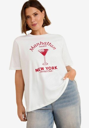 Witte katoenen t-shirt met een rode afbeelding van een martini-glas met de tekst "Manhattan Est. 1870" en daaronder "NEW YORK Social Club".