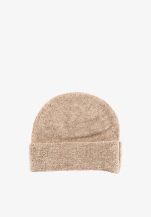 Bonnet en laine beige tricoté avec un revers plié, texture douce et design simple sur fond blanc.