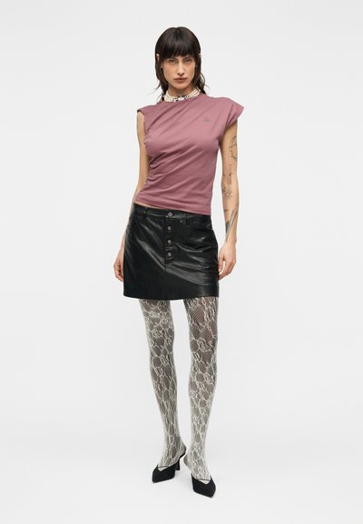 Violetti vartaloa myötäilevä t-paita, musta nahkainen minihame etunappilistoilla, kuvioidut kalaverkkosukkahousut ja mustat korolliset kengät.