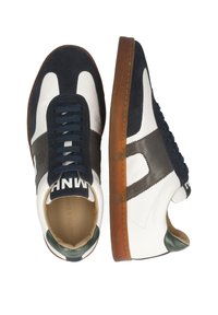 Sportieve sneakers van marineblauw suede en wit leer. Voorzien van donkerbruine accenten, blauwe veters en een tan rubberen zool. Logo weergegeven op de hiel.