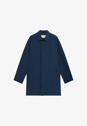 Marineblauer einreihiger Mantel mit spitzem Kragen, langen Ärmeln und zwei vorderen Taschen mit schwarzen Knopfverschlüssen.