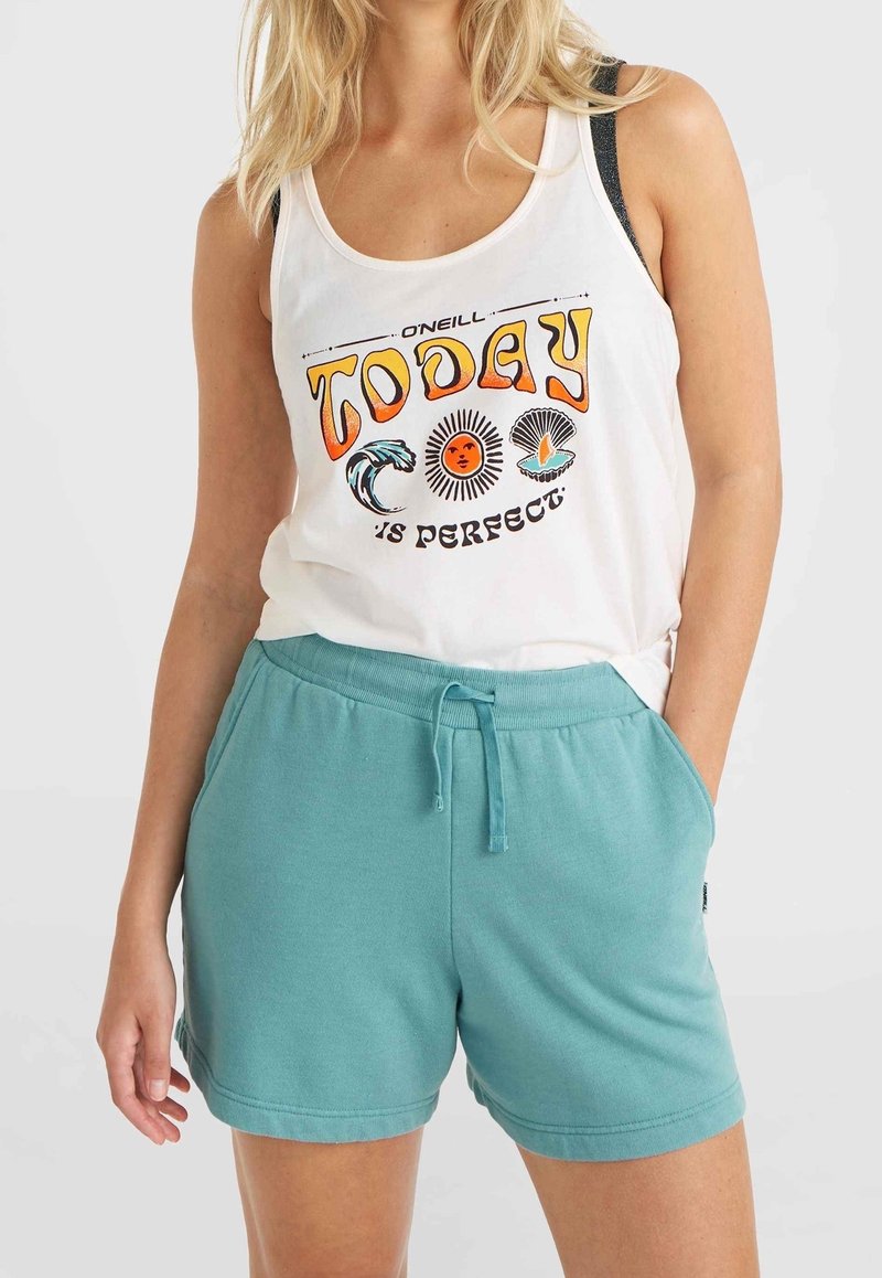 Femme portant un débardeur blanc avec le texte « Aujourd'hui est parfait » et des motifs sur le thème de l'océan, accompagné d'un short à cordon de serrage turquoise.