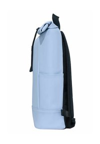 Helles blaues, synthetisches Rucksack mit glatter Textur, geschwungenem Design und schwarzen Akzenten. Verfügt über Seitentaschen und verstellbare Träger.