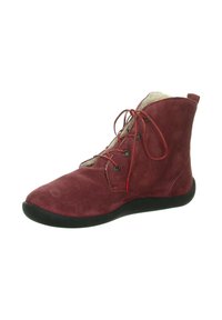 Burgunderfarbene Wildleder-Ankle-Boots mit roten Schnürsenkeln, schwarzer Sohle und cremefarbenem Fleece-Futter, auf weißem Hintergrund präsentiert.