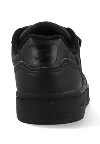 Fekete bőr sneaker párnázott gallérral és fűzős kialakítással. Jellemzője a texturált talp és a diszkrét varrási részletek. Simább felület a sarokon.