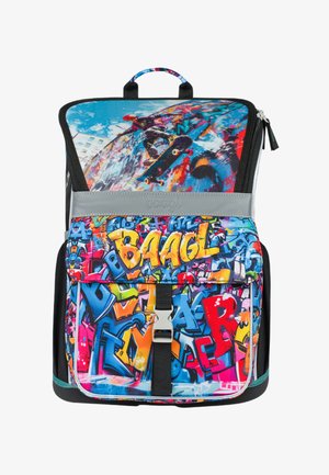 Zaino con una vivace parte superiore blu, caratterizzato da una grafica di skateboard, una stampa di graffiti colorata sul davanti e una chiusura con gancio argentato.