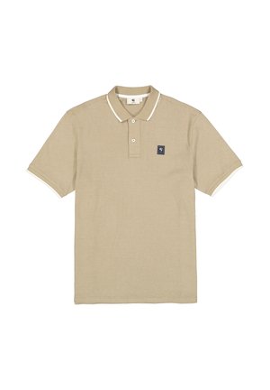 Polo beige de manga corta con tejido texturizado, tapeta de dos botones, ribete blanco en el cuello y las mangas, y pequeño logo cuadrado en el pecho.